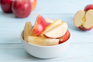 dilimlenmiş taze kırmızı elma kase