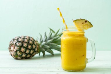 taze ananas güler yüzlü cam ahşap masa üzerinde