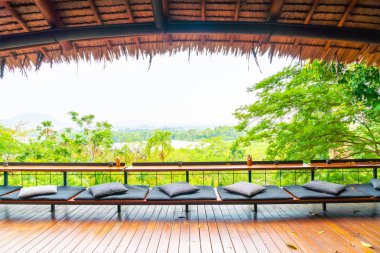 boş tablo ve minderler