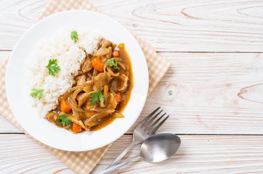 Japon köri pirinç dilimlenmiş domuz eti, havuç ve soğan ile