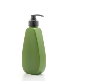 Beyaz arka plan üzerinde şampuan veya saç kremi şişe