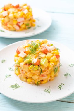 Yengeç sopa (elma, Mısır, papaya, pineappl ile karışık meyve salatası