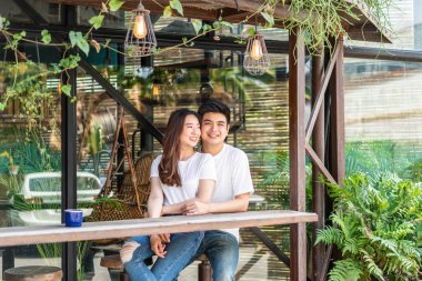 Asyalı mutlu bir çift. 