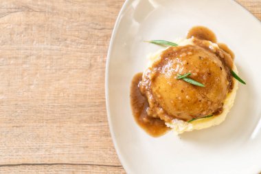 sos soslu patates püresi