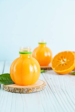 Ahşap arka plan üzerinde taze portakal suyu