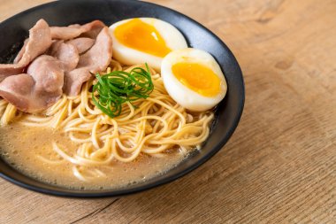domuz eti ve yumurta ile TONKOTSU ramen erişte