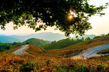Katman dağ ve yol ile güzel günbatımı gökyüzü
