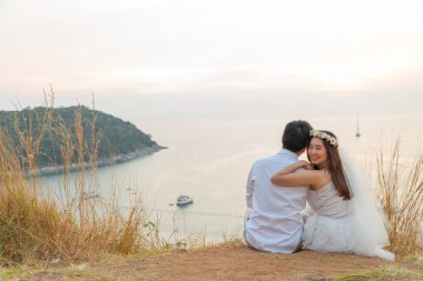 Mutlu genç Asyalı çift aşık iyi vakit geçiriyor 