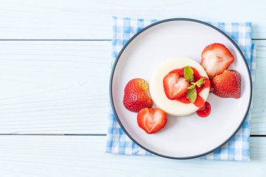 yoğurt puding taze çilek ile
