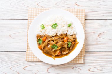 Japon köri pirinç dilimlenmiş domuz eti, havuç ve soğan ile