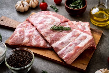 Taze çiğ domuz kaburgası. 