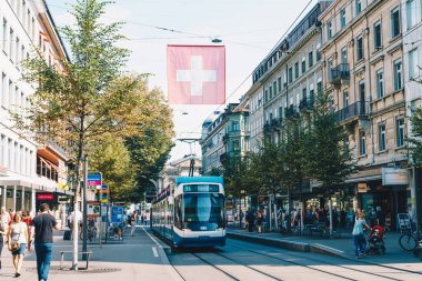 Zürih, İsviçre - 23 Ağustos 2018: Bir tramvay cente sürücüler