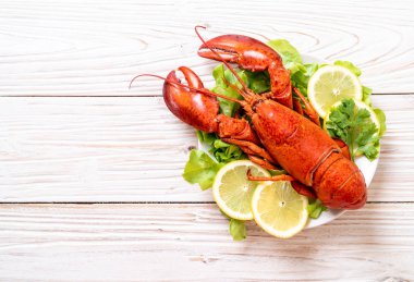 haşlanmış ıstakoz sebze ve limon ile
