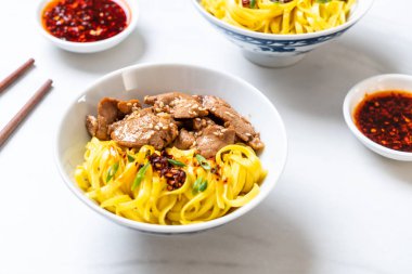 domuz eti ile Asya tavada kızartılmış erişte