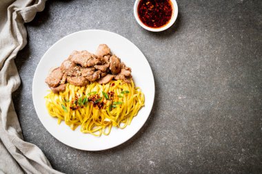 domuz eti ile Asya tavada kızartılmış erişte