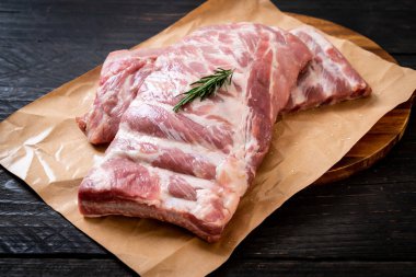 Taze çiğ domuz kaburgası. 