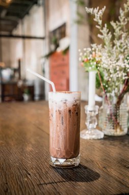 kafede çikolatalı buzlu cam