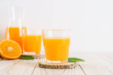 Ahşap arka plan üzerinde taze portakal suyu
