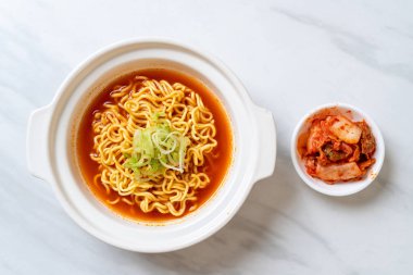 kimchi Koreli baharatlı anlık erişte