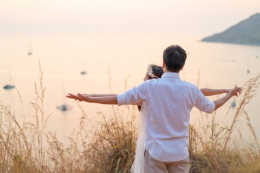 Mutlu genç Asyalı çift aşık iyi vakit geçiriyor 