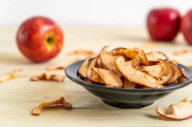 Ev yapımı kurutulmuş organik elma dilimli