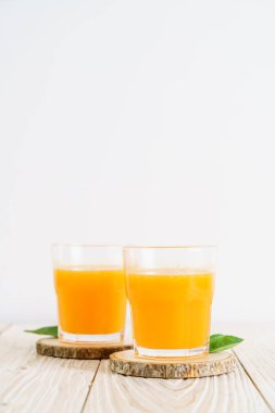 Ahşap arka plan üzerinde taze portakal suyu