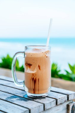 çikolatalı milkshake bardak