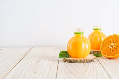 Ahşap arka plan üzerinde taze portakal suyu