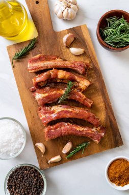 Taze Çiğ domuz kaburga malzemelerle kavurma için hazır