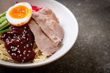 bibim naengmyeon - Kore soğuk noodles