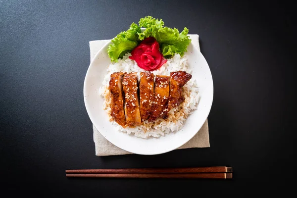 Pui la grătar cu sos teriyaki pe orez topit — Fotografie, imagine de stoc
