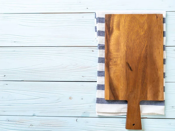 Tablero de madera de corte vacío con paño de cocina —  Fotos de Stock
