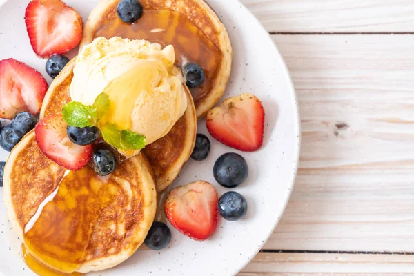 Pannkaka med blåbär, jordgubbar, honung och vanilj isen-cr — Stockfoto