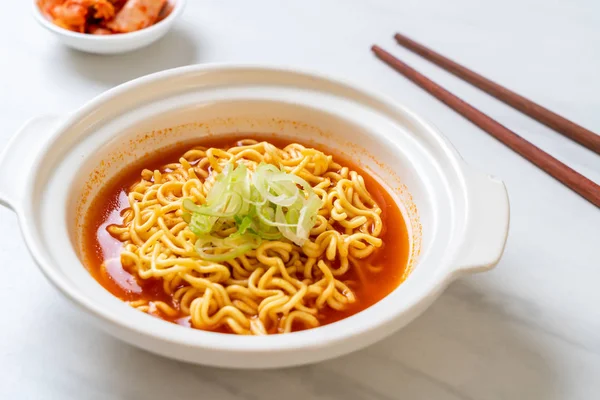 Mie instan pedas korea dengan kimchi — Stok Foto