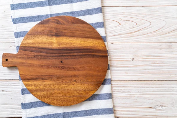 Tablero de madera de corte vacío con paño de cocina — Foto de Stock