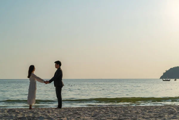 Szczęśliwa para będzie podróż poślubna podróż na tropikalnej plaży piasek w su — Zdjęcie stockowe