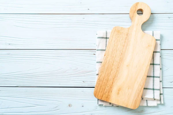 Tagliere vuoto in legno con panno da cucina — Foto Stock