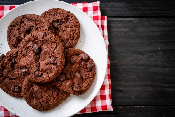 Biscoitos de chocolate com chips de chocolate — Fotografia de Stock