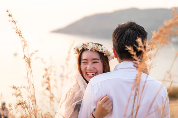 Szczęśliwy młode Azjatki pary w miłości dobrą zabawę — Zdjęcie stockowe