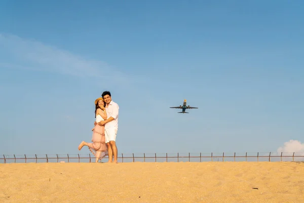 Счастливая азиатская пара влюбленная в голубое небо — стоковое фото