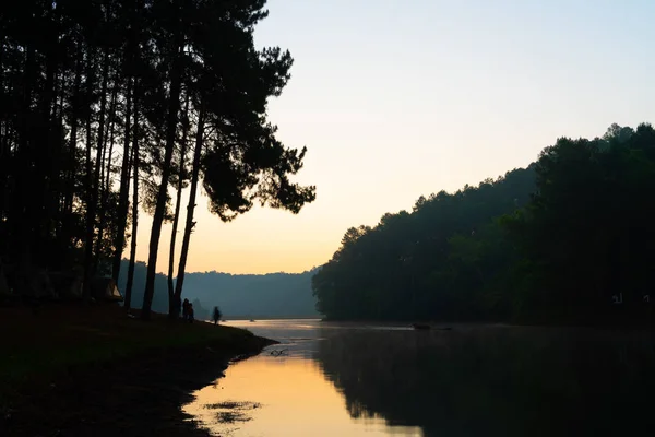 Lago Pang y bosque de pinos con salida del sol en Mae Hong Son, Th —  Fotos de Stock