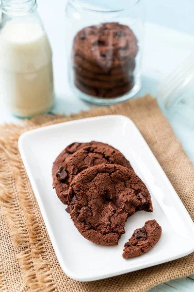 Çikolata parçaları ile çikolatalı kurabiye — Stok fotoğraf