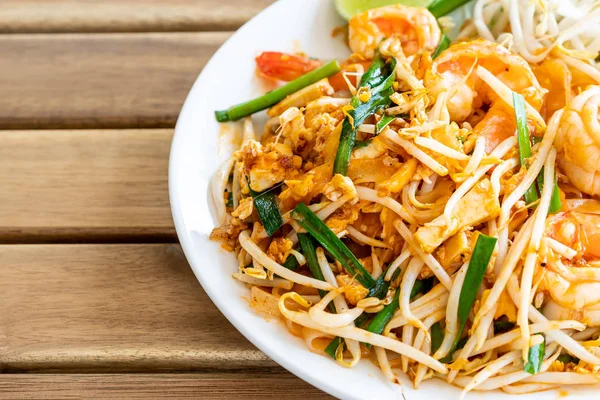 Almohadilla tailandesa (fideos de arroz fritos con camarones ) — Foto de Stock