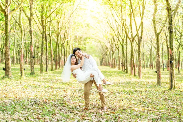 Gelukkige Aziatische paar verliefd op boom boog — Stockfoto