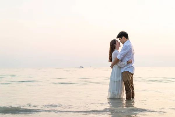 Joyeux couple voyageant en lune de miel sur une plage de sable tropical à su — Photo