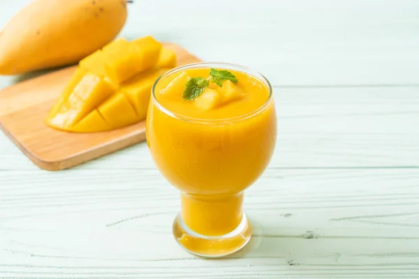 Fresh mango smoothies — Stock Photo, Image