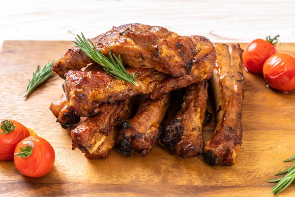 Gegrilde barbecue ribben varkensvlees — Stockfoto