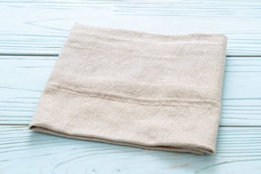 mutfak bezi (peçete) mavi ahşap zemin üzerine