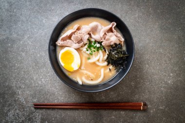 Udon ramen noodle ile domuz çorbası 