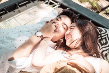 Beşik balkonda aşık genç mutlu Asya çift